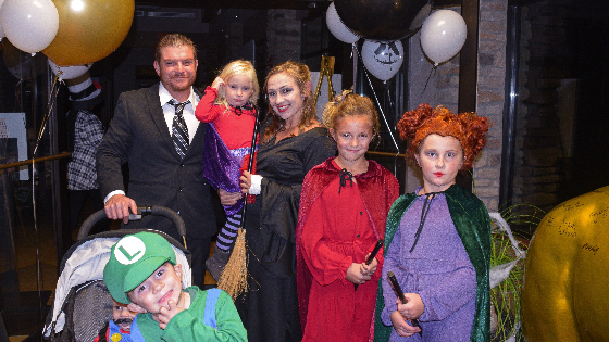 A family of alumni pose for a picture together.